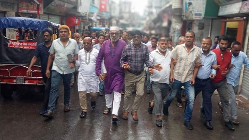 গ্রেফতারের দাবিতে আল্টিমেটাম বাকেরগঞ্জে পৌর মেয়রকে