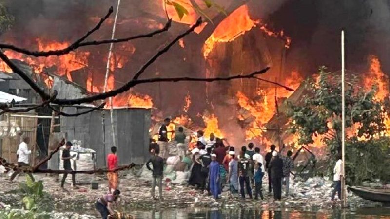 নিয়ন্ত্রণে ৭ ইউনিট রাজধানীর কড়াইল বস্তিতে ভয়াবহ আগুন