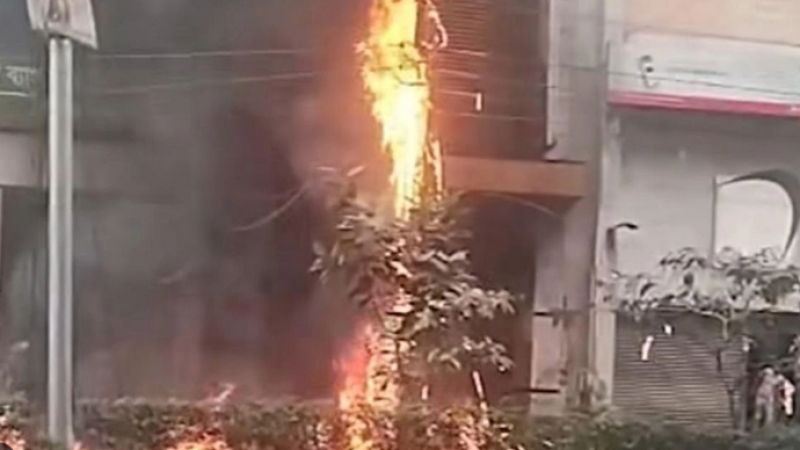 বৈদ্যুতিক খুঁটিতে আগুন মহাখালীর আমতলীতে