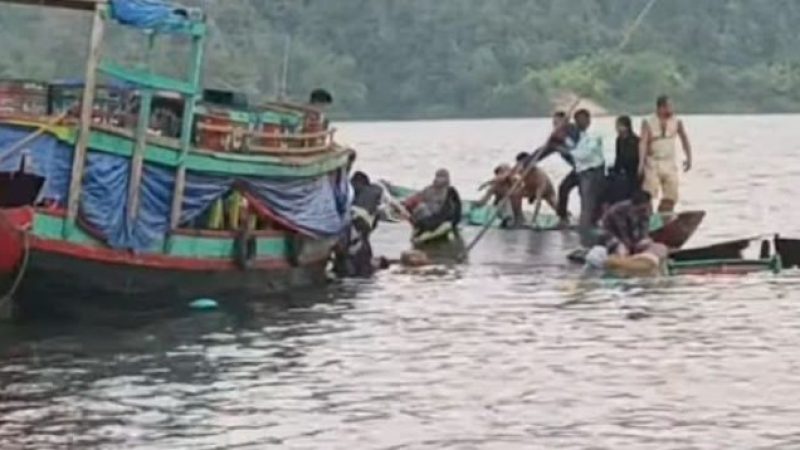 রাঙামাটি কাপ্তাই হ্রদে পর্যটকবাহী বোট ডুবি